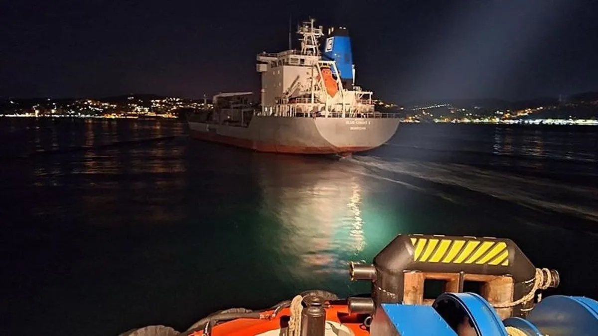 İstanbul Boğazı’nda sürüklenerek sahile çarpan çimento gemisi çekildi