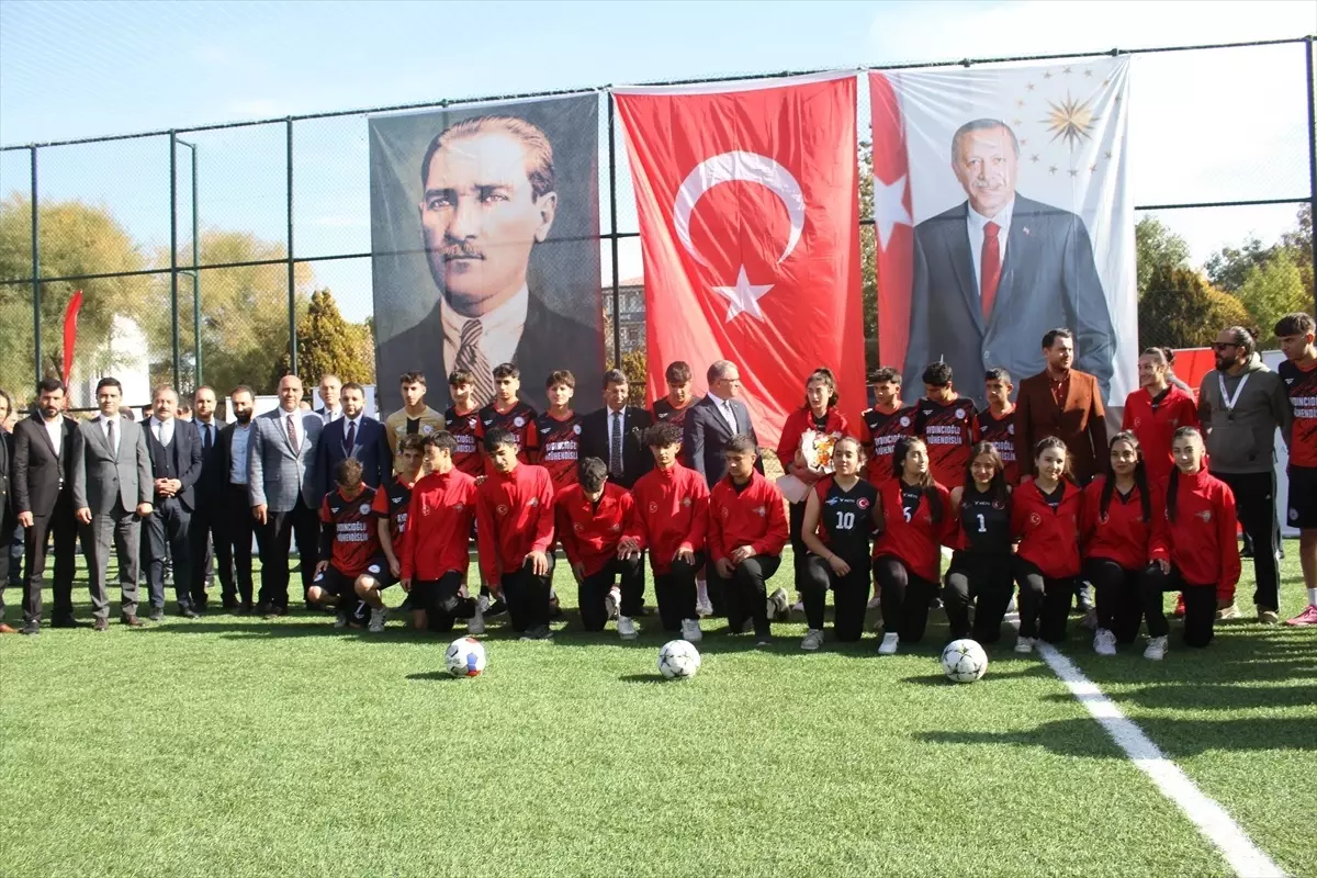 Van’da Öğrencilere 90 Halı Saha