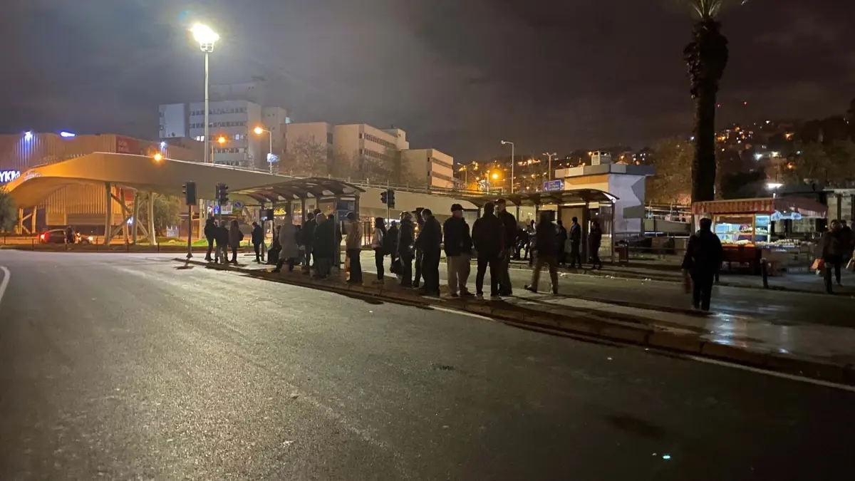 İzmir’de Maaş Gecikmeleri Nedeniyle Ulaşım Eylemi