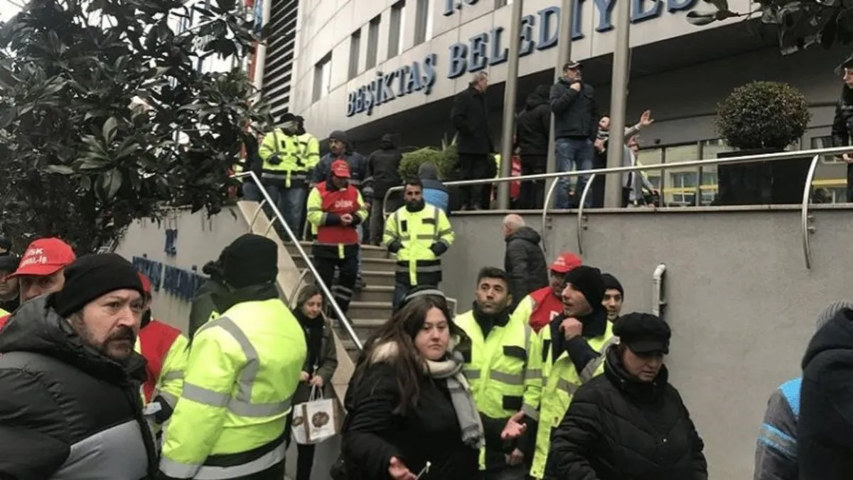 Beşiktaş Belediyesi çalışanları iş bıraktı: Ortaköy çöp yığınına döndü!