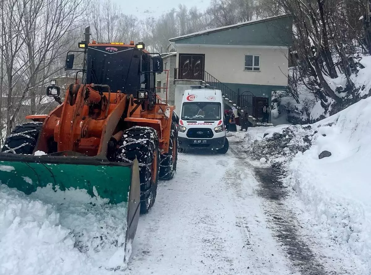 Karla Kaplı Yolda Sağlık Ekibi Hastaya Ulaşıldı