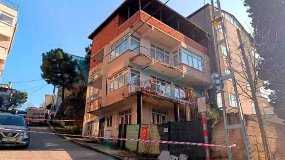 Sokaktan geçen vatandaşın çatırtı sesleri duyması üzerine 4 katlı bina tahliye edildi