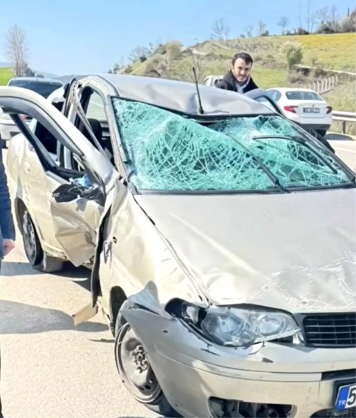 Sinop’ta Direksiyon Başında Rahatsızlanan Sürücü Bariyerlere Çarptı