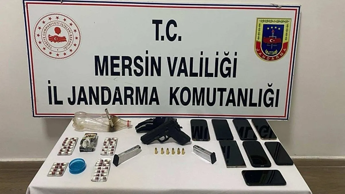Mersin’de akılalmaz olay: 4 kişiyi silah zoruyla gasp edip, ailelerinden fidye istediler!